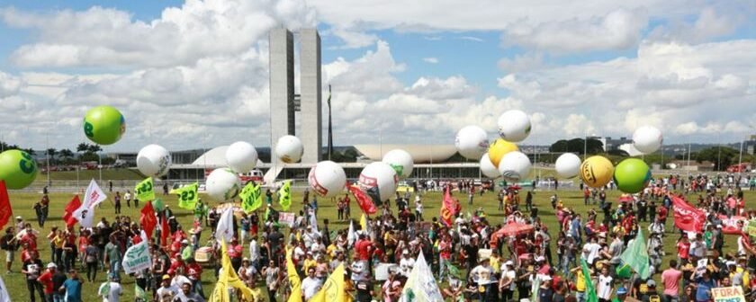 Representantes do Sintronac participam de ato público em Brasília